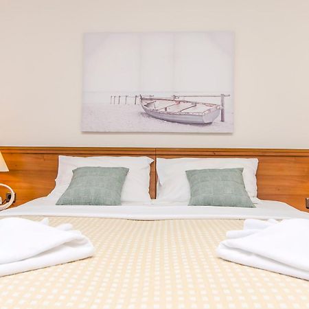 House Hotel Plava Laguna Tisno Eksteriør bilde