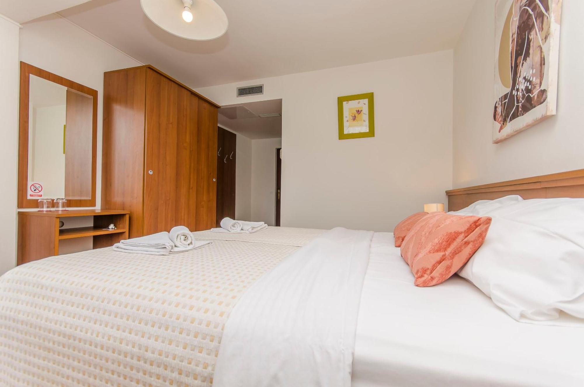 House Hotel Plava Laguna Tisno Eksteriør bilde