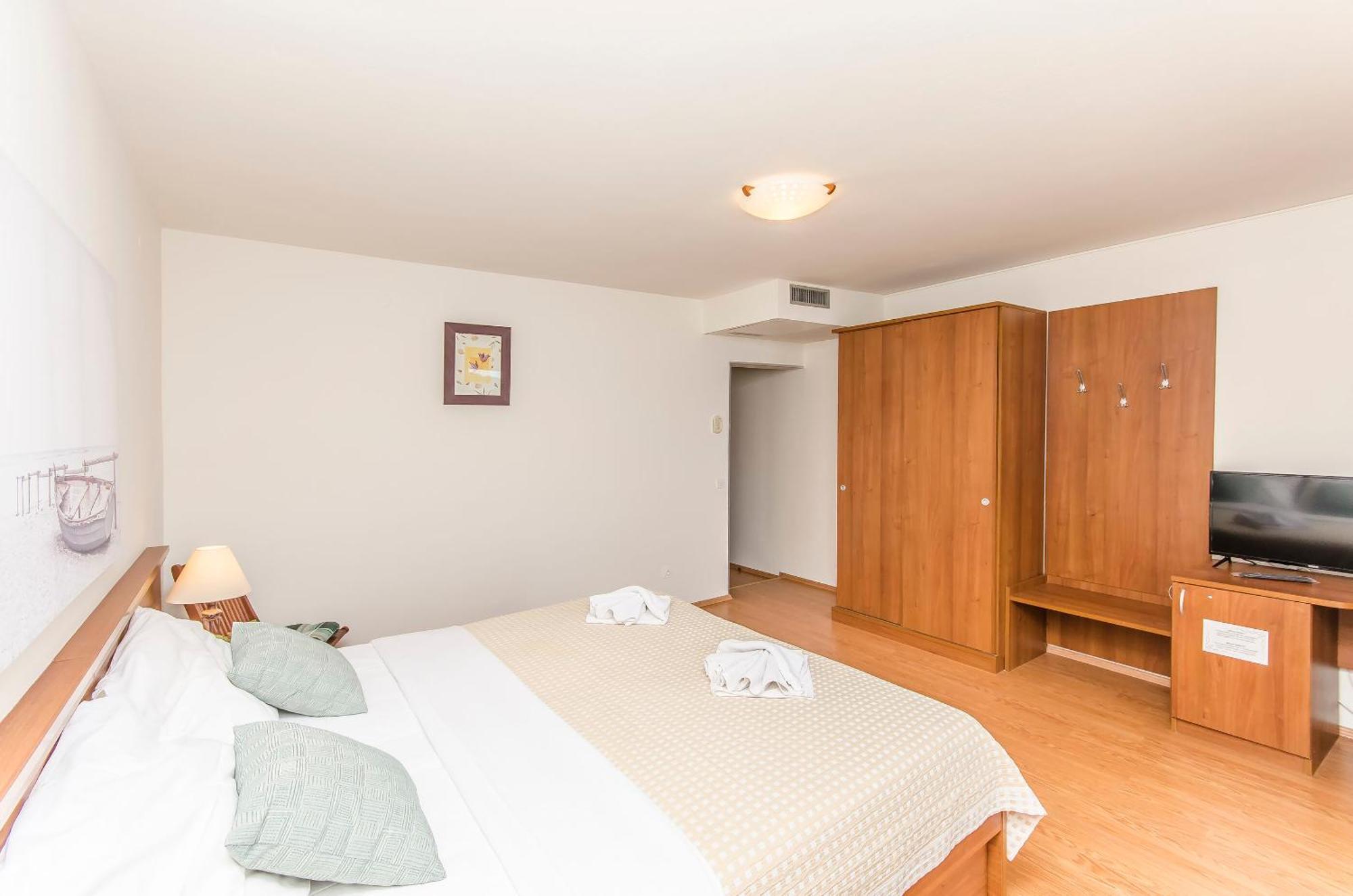 House Hotel Plava Laguna Tisno Eksteriør bilde