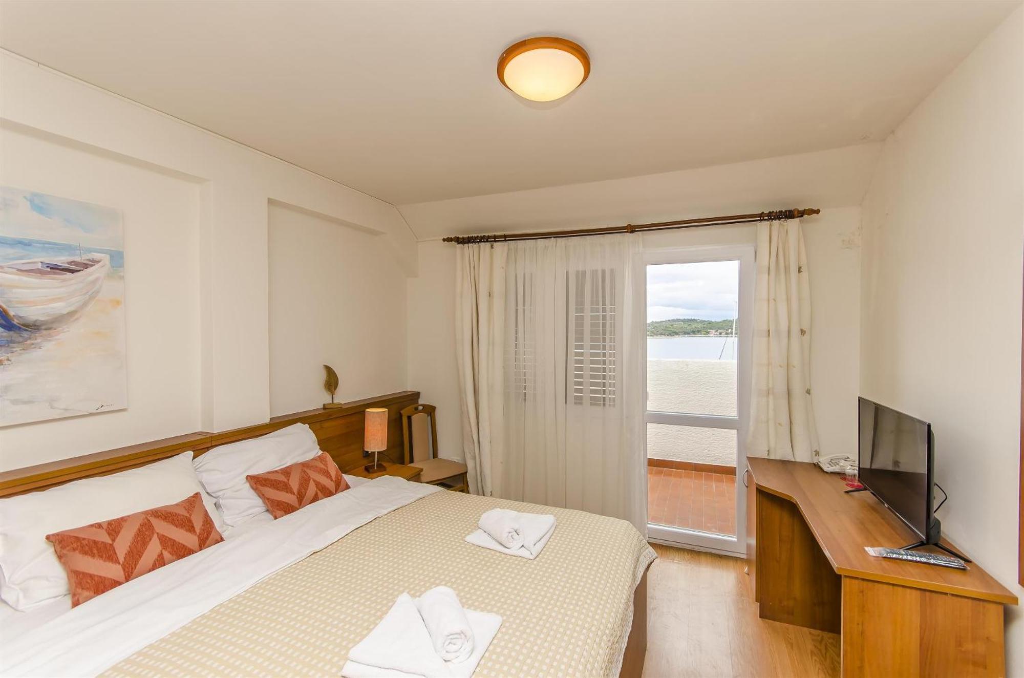 House Hotel Plava Laguna Tisno Eksteriør bilde
