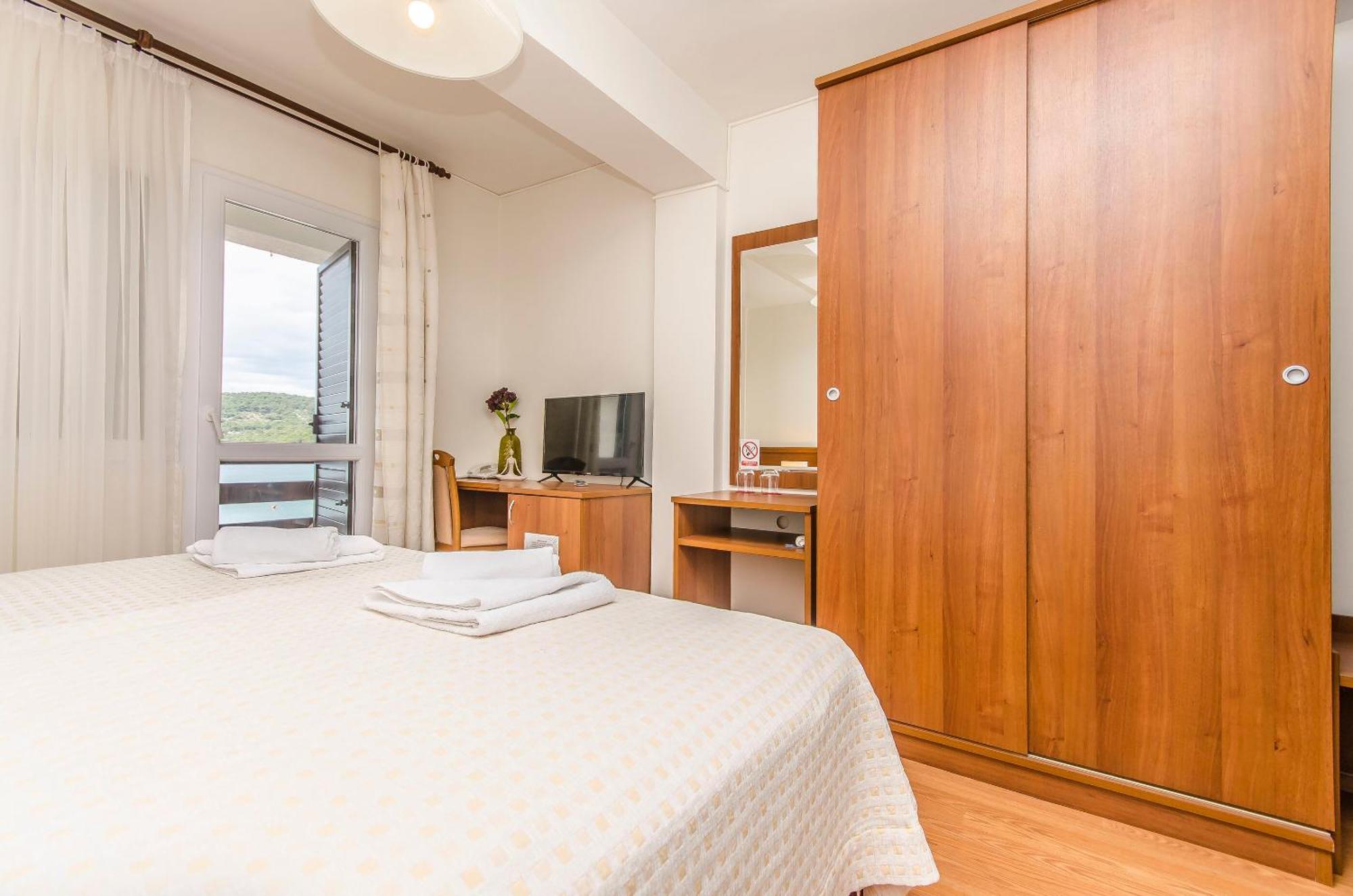 House Hotel Plava Laguna Tisno Eksteriør bilde