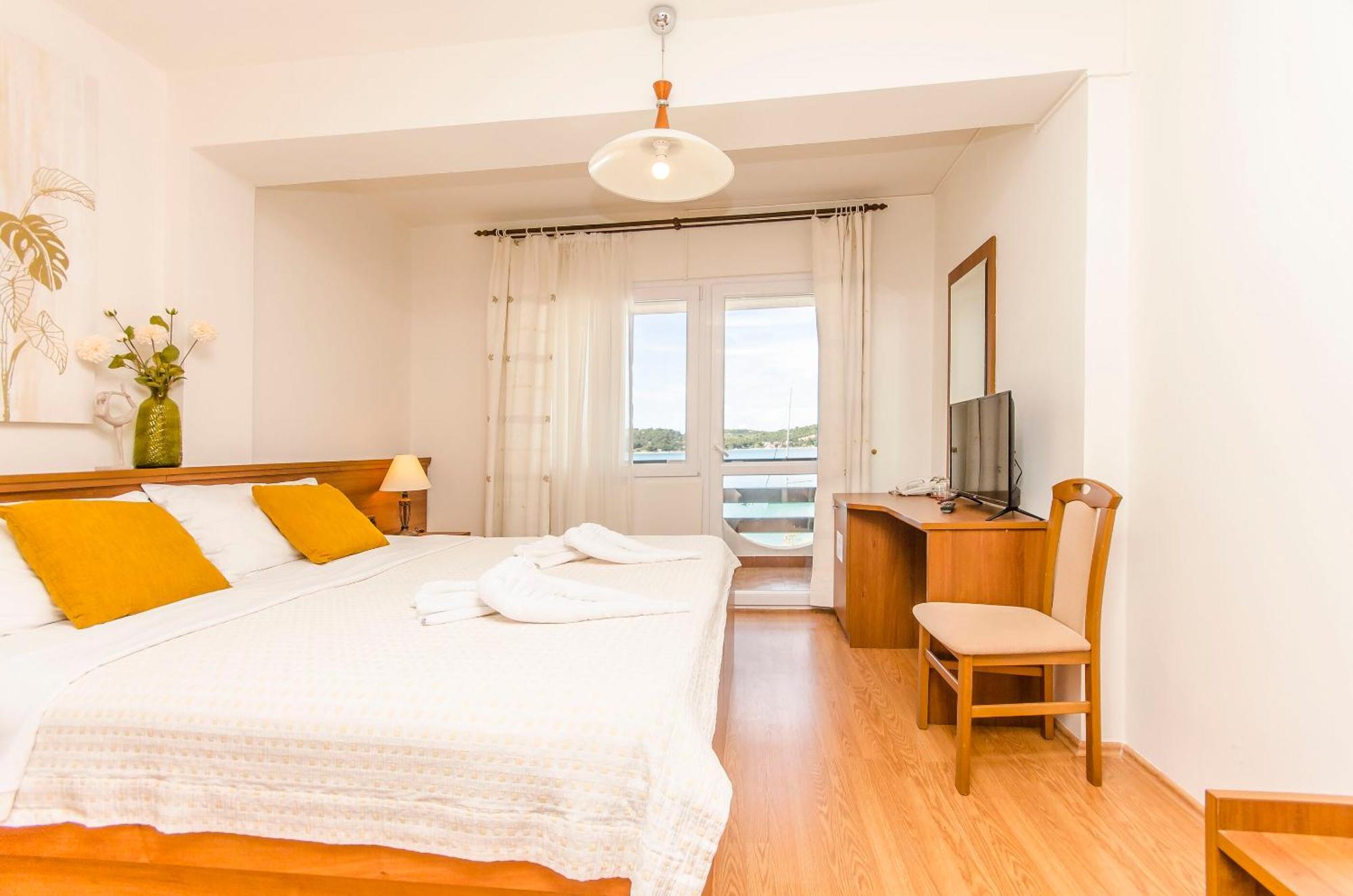 House Hotel Plava Laguna Tisno Eksteriør bilde