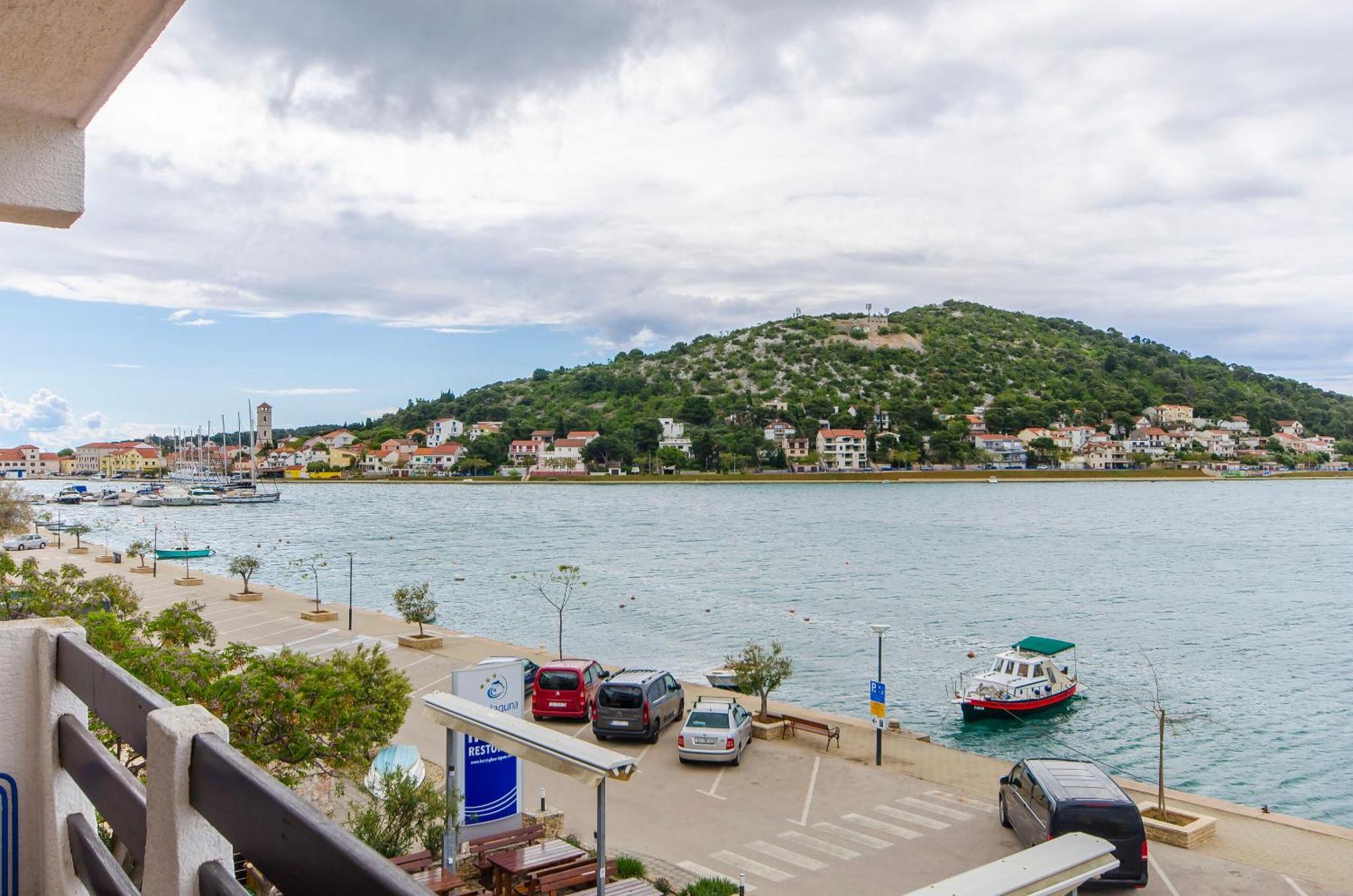 House Hotel Plava Laguna Tisno Rom bilde