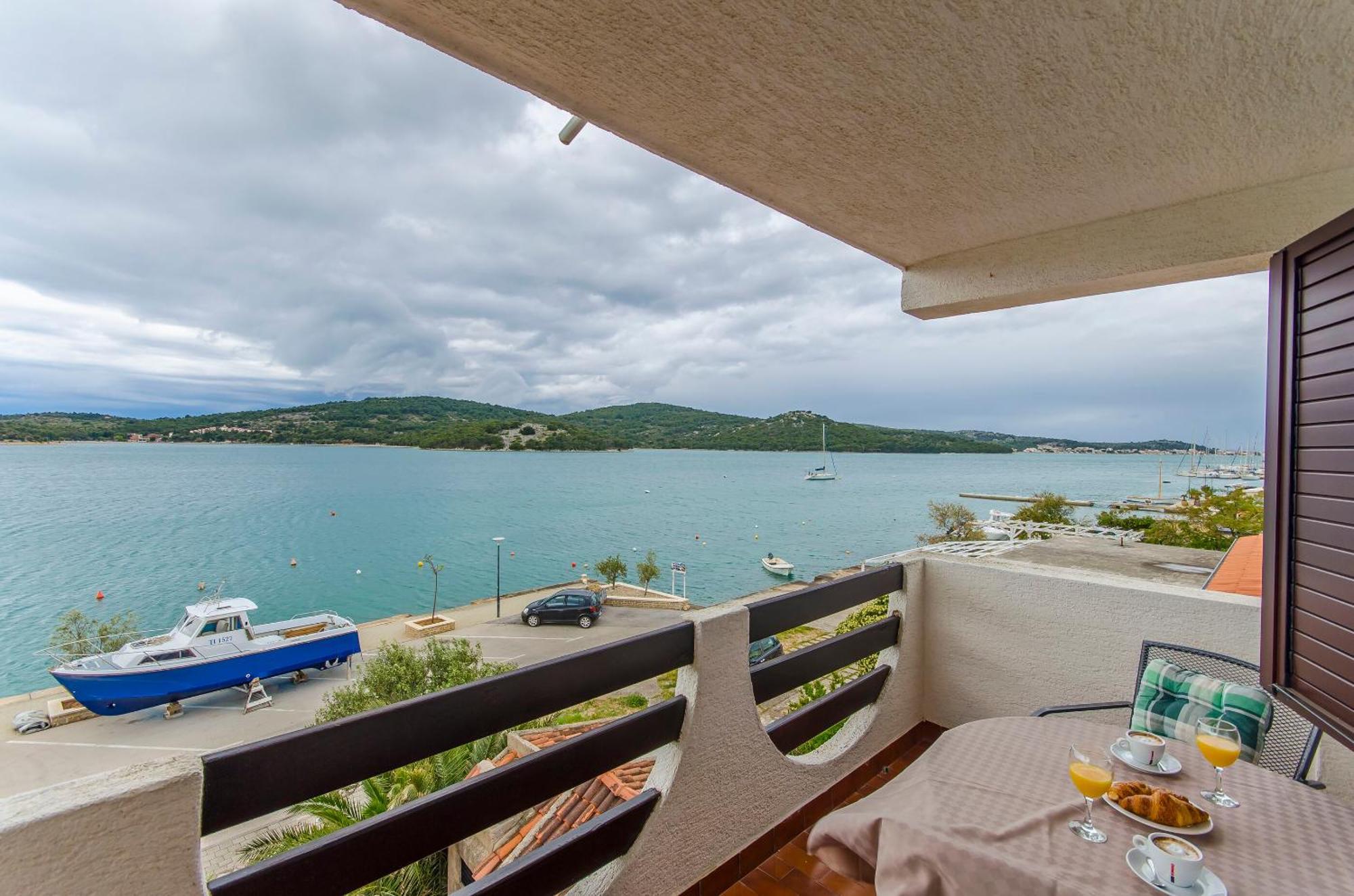 House Hotel Plava Laguna Tisno Rom bilde