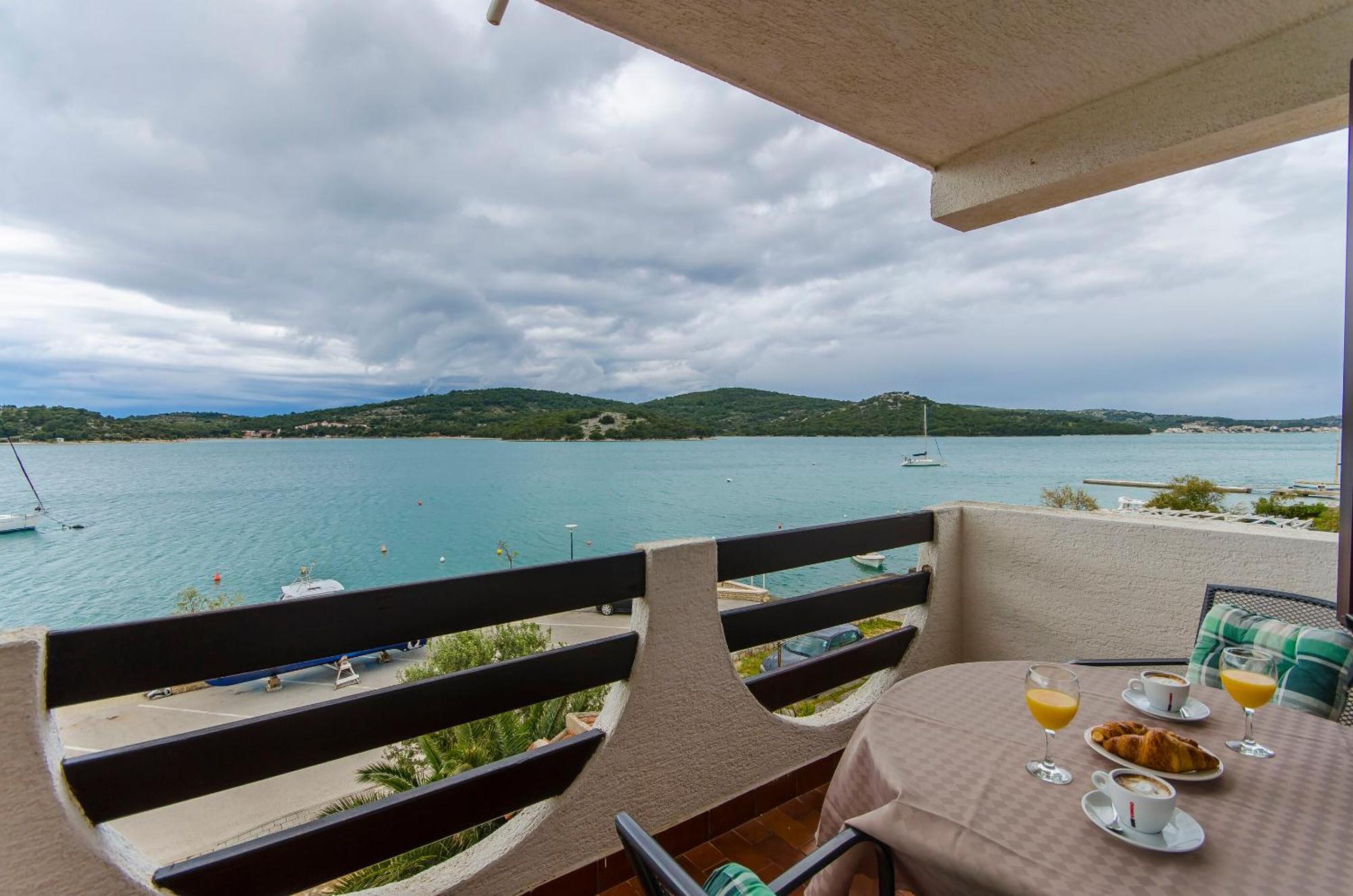 House Hotel Plava Laguna Tisno Rom bilde